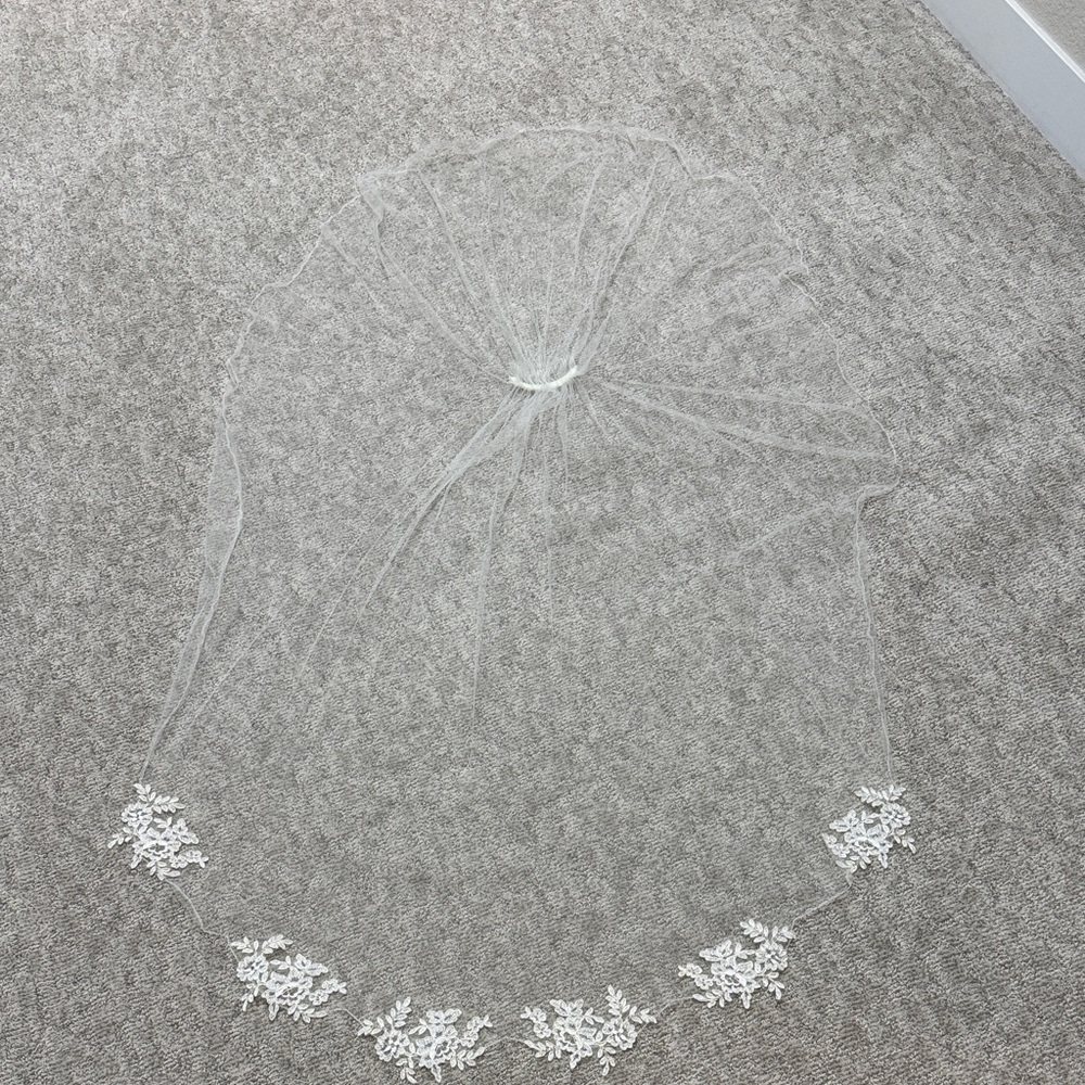 Elegant White Lace Bridal Veil